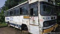 Berdasarkan informasi yang dihimpun, bus tua penuh karat dan coretan ini dulunya beroperasi sebagai bus PPD yang melayani penumpang ibukota. Foto: Ridwan Arifin/detikOto