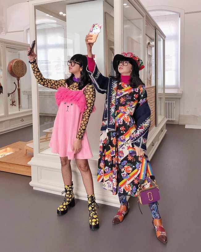 Gaya Diana begitu mencuri atensi kala itu. Berbaju penuh motif, dari gaun, topi hingga sepatunya. Wanita yang memulai blog sejak 2007 itu bahkan memakai kacamata dengan frame besar berwarna pink sebagai aksesori. Foto: Instagram @dianarikasari