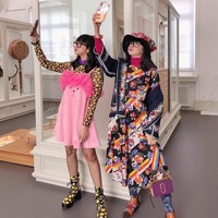 Gaya Diana begitu mencuri atensi kala itu. Berbaju penuh motif, dari gaun, topi hingga sepatunya. Wanita yang memulai blog sejak 2007 itu bahkan memakai kacamata dengan frame besar berwarna pink sebagai aksesori. Foto: Instagram @dianarikasari