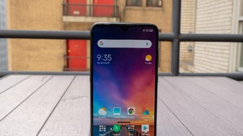 Mi 9 mempunyai layar 6,39 inch Amoled resolusi FHD+. Terdapat notch kecil dan bagian belakang bodinya melengkung. Foto: Android Central