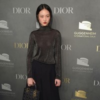 Freckles itulah yang membuat Jingwen memiliki pesonanya sendiri. Model asal Guangzho itu pernah mengungkapkan di DMagazine bahwa kecantikan adalah sebuah perasaan, energi positif yang datang dari hati.  Foto: Getty Images
