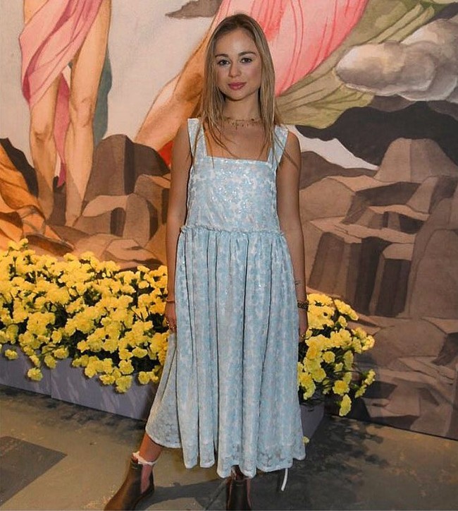 Lady Amelia Windsor menyaksikan fashion show dari Shrimps di London Fashion Week. Ia tampil manis dengan mid-length dress bernuansa biru. Gaun yang feminin dia padukan dengan Chelsea boots demi kesan boyish. Foto: Instagram @amelwindsor