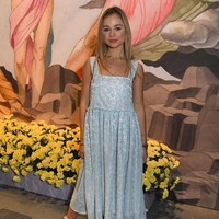 Lady Amelia Windsor menyaksikan fashion show dari Shrimps di London Fashion Week. Ia tampil manis dengan mid-length dress bernuansa biru. Gaun yang feminin dia padukan dengan Chelsea boots demi kesan boyish. Foto: Instagram @amelwindsor