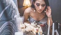 November tahun lalu Bella baru saja merayakan ulang tahun ke 25. Ia merayakannya di sebuah restoran di Jakarta. Nah ini momen ketika Bella meniup lilin di kue ulang tahunnya. Foto: instagram @bellalunaferlinn