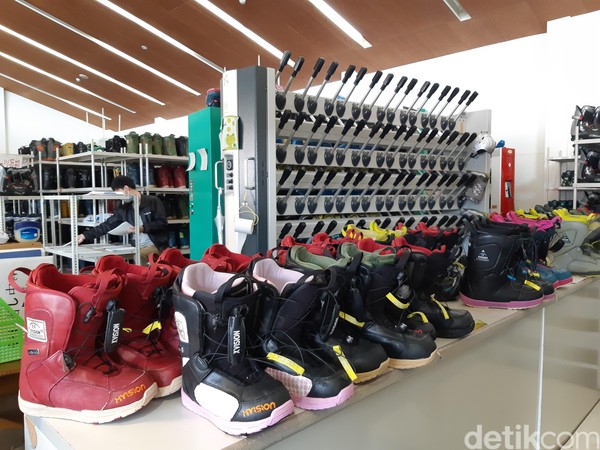 Sebelum masuk ke area bermain ski, traveler akan masuk ke toko suvenir di lantai bawah. Area ski berada di lantai 3. (Bonauli/detikTravel) Sebelum masuk ke area bermain ski, traveler akan masuk ke toko suvenir di lantai bawah. Area ski berada di lantai 3. (Bonauli/detikTravel)
