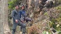Tidak lupa juga mereka sambil melakukan aktivitas rappeling di Puncak Lakude (My Trip My Adventure)