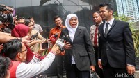 Gubernur Jawa Timur Khofifah Indar Parawansa dan wakilnya Emil Dardak mendatangi KPK. Khofifah mengatakan tujuannya ke KPK merupakan arahan Mendagri, Tjahjo Kumolo.
