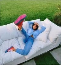 Cari Inspirasi Foto? Yuk Sontek Ragam Pose yang Jadi Viral Ini