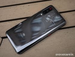 Melihat Xiaomi Mi 9 dan Edisi Battle Angel yang Transparan