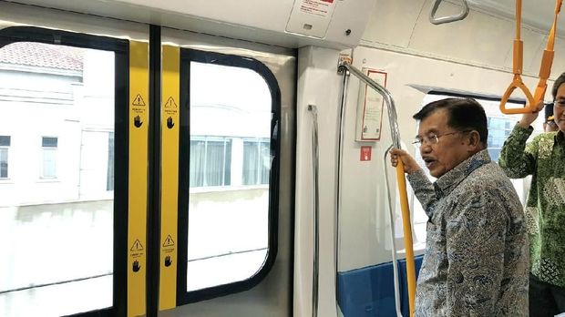 Momen Jusuf Kalla Jajal Kursi Masinis MRT Jakarta 