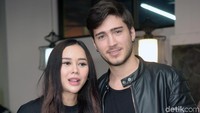 Eryck tampak menemani Aura yang kini tengah hamil. Pool/Noel/detikFoto.