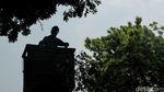 Dinas Kehutanan Pangkas Pohon Rindang untuk Cegah Pohon Tumbang