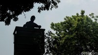 Petugas juga memangkas ranting dan batang pohon yang mulai rapuh agar tak tumbang saat terkena angin maupun hujan.