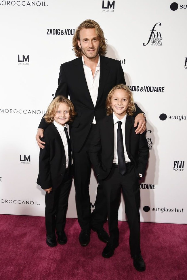 Seperti anaknya, Brad Kroenig juga jadi muse favorit Karl Lagerfeld untuk Chanel. Brad merupakan model asal Amerika Serikat berusia 39 tahun. Brad adalah satu dari sedikit pria yang ditunjuk Karl sebagai muse. Foto: Getty Images