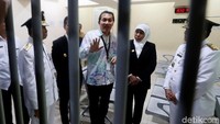 Wakil Ketua KPK, Saut Situmorang mengajak para Gubernur dan Wakil Gubernur Jatim Khofifah Indar Parawansa-Emil Dardak, serta Gubernur dan Wakil Gubernur Riau Syamsuar-Edy Natar Nasution berkeliling kompleks Gedung KPK, Jakarta, Rabu (20/2/2019). Wakil Ketua KPK, Saut Situmorang memperlihatkan salah satu ruangan tahanan di Gedung KPK.