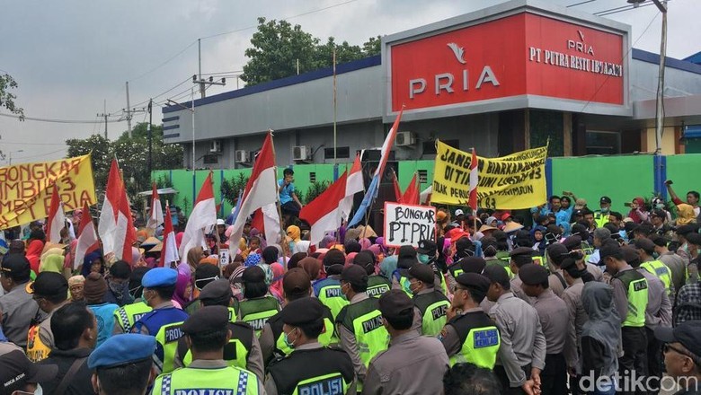 Warga Mojokerto Tuntut Pabrik Pengolahan Limbah Berbahaya Dibongkar Warga Mojokerto Tuntut Pabrik Pengolahan Limbah Berbahaya Dibongkar