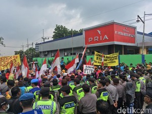 Warga Mojokerto Tuntut Pabrik Pengolahan Limbah Berbahaya Dibongkar