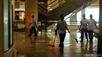 Petugas kebersihan hilir mudik membersihkan pecahan kaca usai terjadi ledakan di Mal Taman Anggrek.