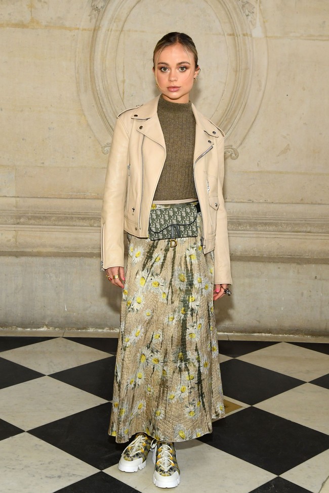 Amelia tak hanya eksis di pekan mode yang dihelat di tanah kelahirannya sendiri, yakni Inggris. Di bulan Januari, dia diundang ke Paris untuk menyaksikan fashion show couture dari Christian Dior. Foto: Getty Images