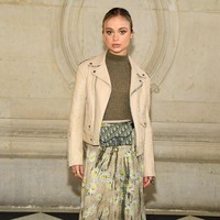 Amelia tak hanya eksis di pekan mode yang dihelat di tanah kelahirannya sendiri, yakni Inggris. Di bulan Januari, dia diundang ke Paris untuk menyaksikan fashion show couture dari Christian Dior. Foto: Getty Images