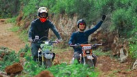 Dua host My Trip My Adventure Richard Kyle dan Bima Aryo dan Richard Kyle naik motor trail di Pulau Muna, Sulawesi Tenggara (My Trip My Adventure)