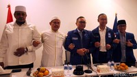 Ketua Umum PA 212, Slamet Maarif mengunjungi kantor DPP PAN di Jakarta, Rabu (20/2/2019).