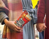 Anti Kotor! Kemasan Snack Ini Berbahan Handuk untuk Lap Tangan