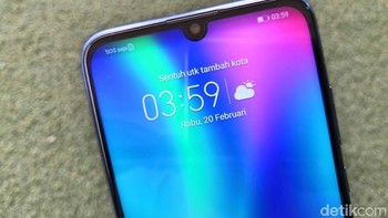 Layarnya terlihat penuh dengan bezel tipis, seperti umumnya smartphone masa kini. Rencananya, Honor 10 Lite akan masuk ke Indonesia pertengahan Februari 2019. Ia telah mendapat sertifikat Tingkat Komponen Dalam Negeri (TKDN) dari Kementerian Perindustrian (Kemenperin) di situs tkdn.kemenperin.go.id. Foto: detikinet