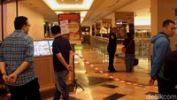 Petugas keamanan memberi arahan tangga darurat untuk turun dari lantai 3.