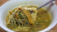 Pak Sadi di Jalan Ambengan Surabaya punya racikan soto berkuah kuning bening yang kondang enaknya. Kamu bisa membuat sendiri di rumah. Lihat cara membuatnya DI SINI ! Foto: dok. detikFood