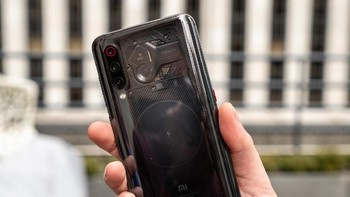 Selain versi standar, ada versi khusus berjuluk Battle Angel dengan bodi transparan, mirip seperti Mi 8 Explorer Edition. Foto: Android Central