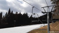 Kamu akan naik kereta gantung khusus ski ke atas bukit. Tak ada tali pengaman, karena saat tiba di atas bukit kamu harus langsung bangun dan berseluncur. (Bonauli/detikTravel)