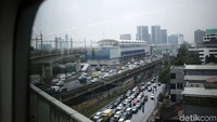 Sekitar pukul 10.30 WIB, MRT yang membawa JK dan rombongan mulai bergerak dari halte Bundaran Hotel Indonesia. 