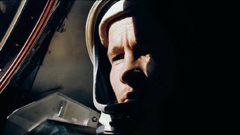 Astronot Ed White dijepret sesama astronot lain, Jim McDivitt, dalam misi Gemini 4. White kemudian keluar dan melakukan spacewalk bersejarah pada 3 Juni 1965. Foto: NASA