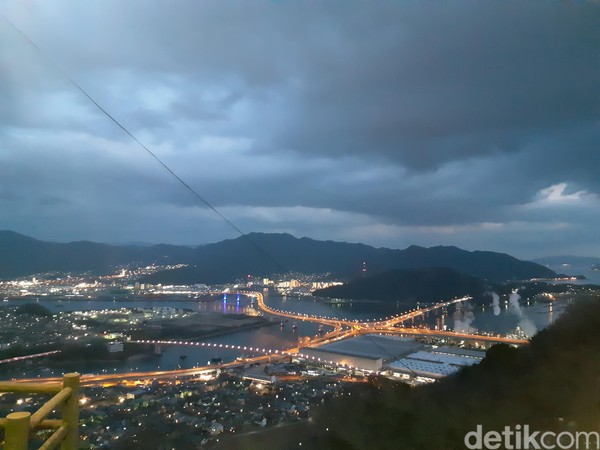 Banyak orang yang datang ke sini hanya untuk foto-foto dan nongkrong. Tentu saja, tempat ini gratis dan dibuka untuk umum. (Bonauli/detikTravel) Banyak orang yang datang ke sini hanya untuk foto-foto dan nongkrong. Tentu saja, tempat ini gratis dan dibuka untuk umum. (Bonauli/detikTravel)