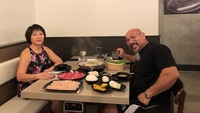 Meski lahir di Vietnam, Ly sudah pindah ke Amerika Serikat sejak usianya 16 tahun. Ini posenya saat hendak menyantap shabu. Foto: Instagram master_roshi_real_life