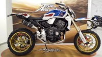 Sementara dari sisi desain, Africa Four CRF1000R menggunakan kombinasi warna mirip Honda Africa Twin Adventure, dengan kombinasi putih, biru, dan merah tua. Foto: pool (Morebikes)