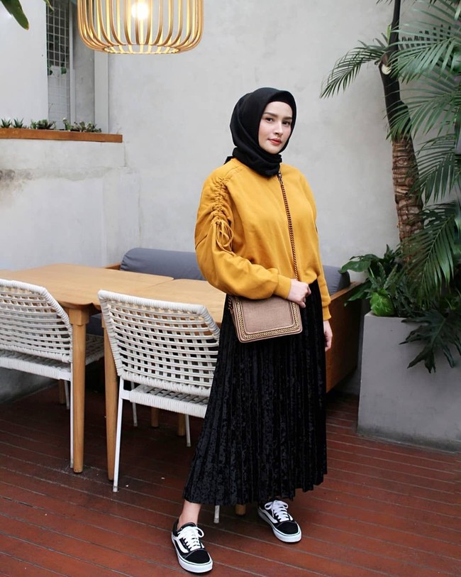 Kini, Angel memiliki lebih dari 70 ribu followers di Instagram. Banyak netizen yang memuji penampilan Angel bahkan menyebutnya mirip penyanyi Raisa. Foto: Instagram/AngelQulbiah