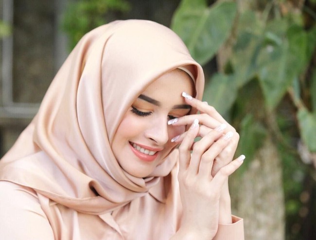 Wanita cantik asal Bandung ini juga memiliki banyak fans di media sosial. Ia rutin mengunggah foto OOTD hingga tutorial make up di Youtube. Foto: Instagram/AngelQulbiah