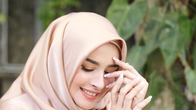 Gaya Istri Richie Five Minutes, Hijabers Cantik yang Diselingkuhi Suaminya