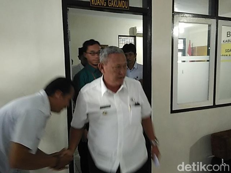 Bupati Kuningan Kutuk Kades Tak Pro Jokowi, 7 Saksi Diperiksa Bupati Kuningan Kutuk Kades Tak Pro Jokowi, 7 Saksi Diperiksa