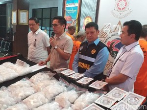 Bareskrim Bongkar Penyelundupan 30 Kg Sabu dalam Lampu dari Malaysia