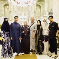 Saat bertemu, mereka kompak memakai cadar. Memakai cadar saat umrah lazim dilakukan para hijabers. Selain untuk melindungi diri, memakai cadar juga bagian dari sunnah untuk perempuan. Foto: Instagram/FenitaArie