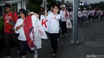 Aksi Emak-emak Pertiwi Bagikan Bunga Ajak Pemilu Damai