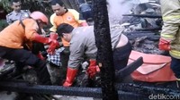 Saat mayat ditemukan, Deni menyebut posisi Iis terlihat seperti dipegangi oleh pelaku sementara anak tirinya berada tidak jauh dari jasad keduanya. Motif bunuh diri sendiri terkuak setelah adanya keterangan dari beberapa saksi.
