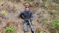 Lihat gaya si ganteng Richard Kyle saat melakukan aksi rappeling. Hati-hati ya! (My Trip My Adventure)