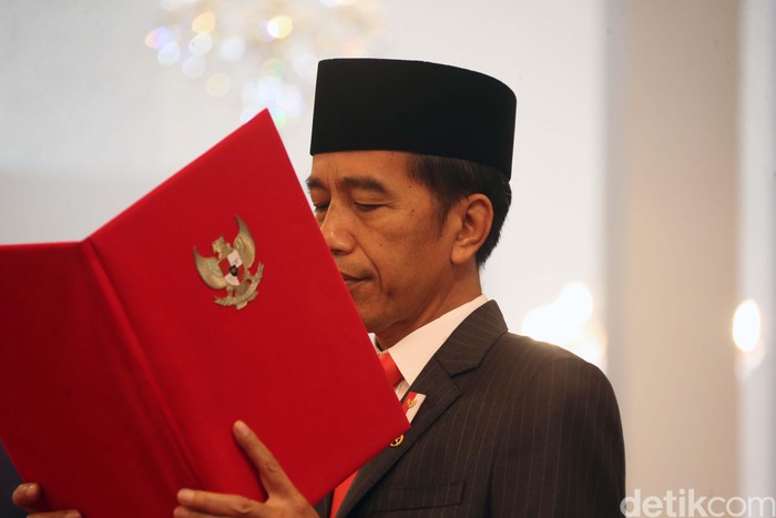 Presiden Joko Widodo resmi melantik Gubernur Riau terpilih Syamsuar dan Wakil Gubernur Riau Edy Natar Nasution. Mereka disumpah secara Islam.