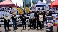 Beginilah aksi para Pekerja Jakarta International Container Terminal (SP JICT) bersama pekerja pelabuhan Indonesia yang menggelar aksi damai di depan Kementerian Badan Usaha Milik Negara (BUMN) di Jl Medan Merdeka, Gambir, Jakarta Pusat. Foto: dok. SP JICT