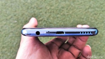 Bodi bagian bawah terdapat port microUSB, speaker dan colokan headphone standar. Foto: detikinet