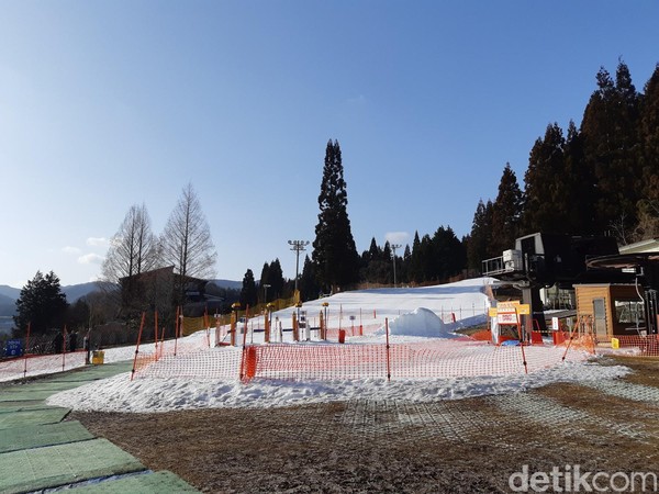 Setelah meminjam perlengkapan untuk ski, traveler akan dibawa ke area ski. Area ski sendiri terbagi dua, pemula dan mahir. (Bonauli/detikTravel) Setelah meminjam perlengkapan untuk ski, traveler akan dibawa ke area ski. Area ski sendiri terbagi dua, pemula dan mahir. (Bonauli/detikTravel)